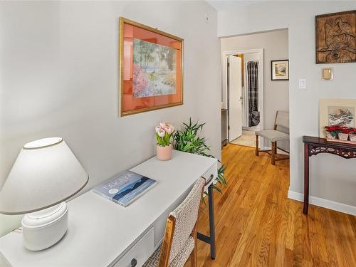 203-1400 Newport Ave, Oak Bay, BC - Indoor Photo Showing Laundry Room