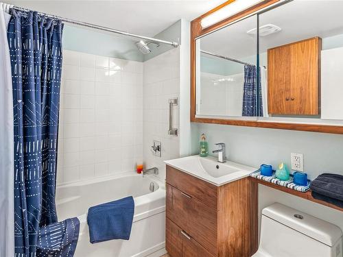 203-1400 Newport Ave, Oak Bay, BC - Indoor Photo Showing Bathroom