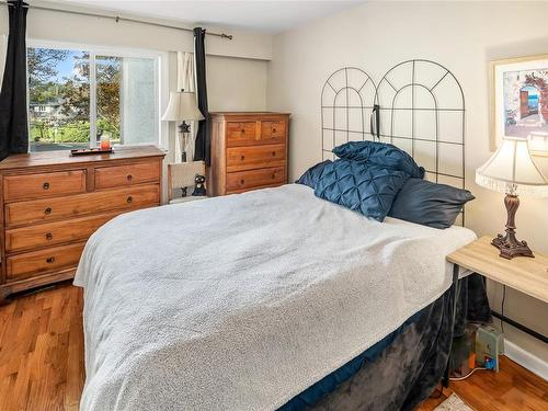 203-1400 Newport Ave, Oak Bay, BC - Indoor Photo Showing Bedroom