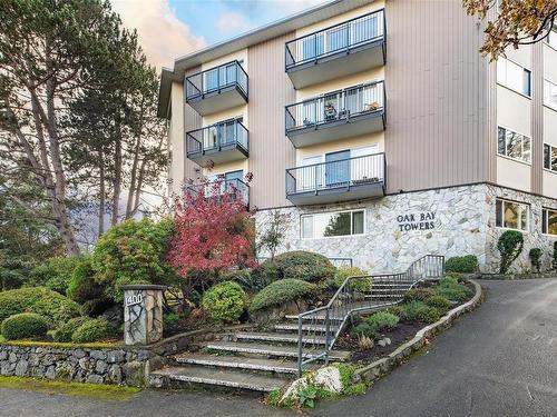 203-1400 Newport Ave, Oak Bay, BC - Outdoor