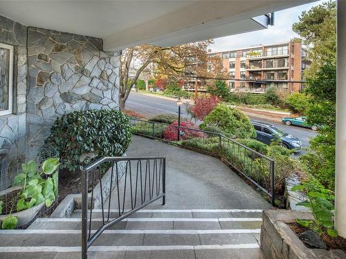 203-1400 Newport Ave, Oak Bay, BC - Outdoor