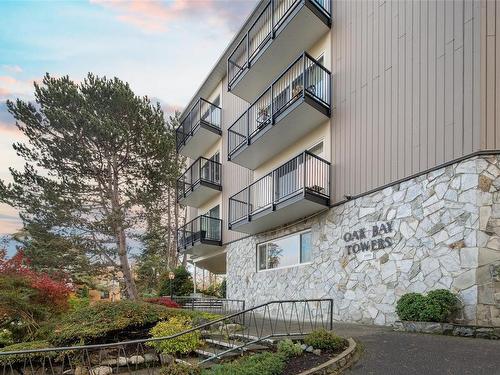 203-1400 Newport Ave, Oak Bay, BC - Outdoor