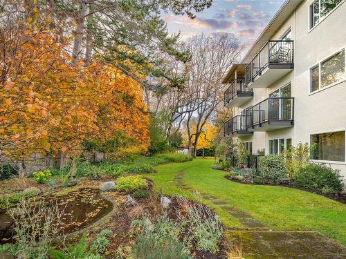 203-1400 Newport Ave, Oak Bay, BC - Outdoor