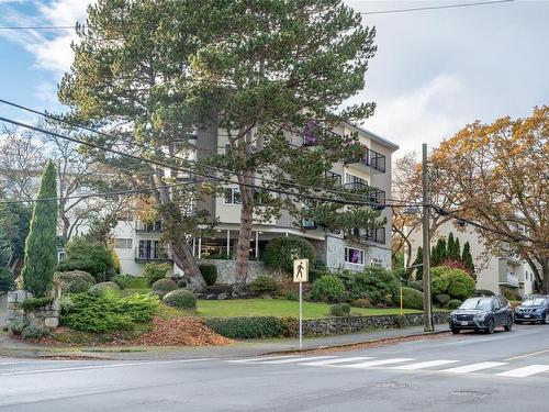 203-1400 Newport Ave, Oak Bay, BC - Outdoor