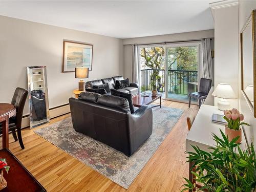 203-1400 Newport Ave, Oak Bay, BC - Indoor Photo Showing Living Room