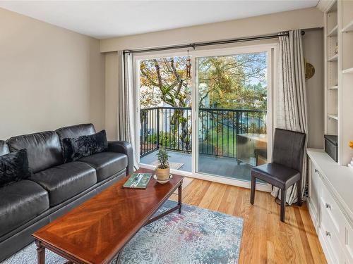 203-1400 Newport Ave, Oak Bay, BC - Indoor Photo Showing Living Room