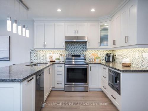 36 Dills Cres, Milton, ON - Indoor Photo Showing Kitchen With Stainless Steel Kitchen With Upgraded Kitchen