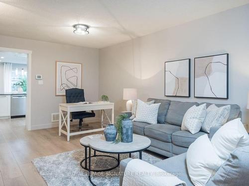 36 Dills Cres, Milton, ON - Indoor Photo Showing Living Room