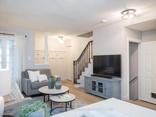 36 Dills Cres, Milton, ON - Indoor Photo Showing Living Room