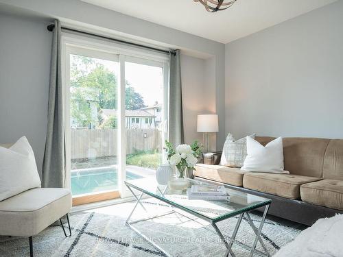 815 Cedarbrae Ave, Milton, ON - Indoor Photo Showing Living Room