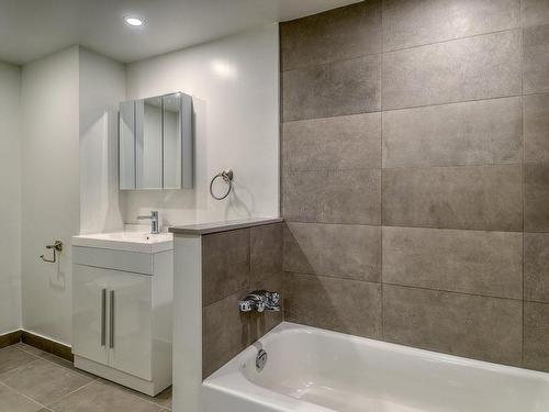 Ensuite bathroom - 1015-4555 Av. Bonavista, Montréal (Côte-Des-Neiges/Notre-Dame-De-Grâce), QC - Indoor Photo Showing Bathroom