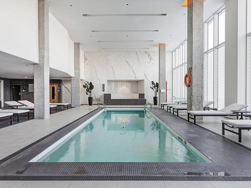 Piscine - 806-360 Rue Atateken, Montréal (Ville-Marie), QC - Indoor Photo Showing Other Room With In Ground Pool