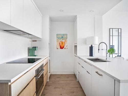 Cuisine - 806-360 Rue Atateken, Montréal (Ville-Marie), QC - Indoor Photo Showing Kitchen With Double Sink With Upgraded Kitchen