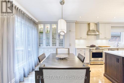 28 Ramsey Crescent, Hamilton, ON - Indoor Photo Showing Kitchen With Upgraded Kitchen