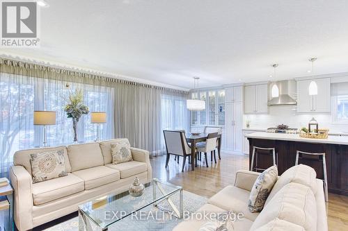 28 Ramsey Crescent, Hamilton, ON - Indoor Photo Showing Living Room