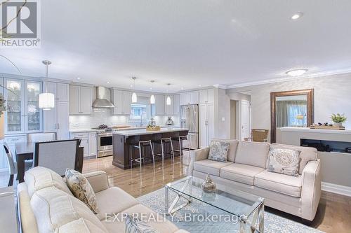 28 Ramsey Crescent, Hamilton, ON - Indoor Photo Showing Living Room