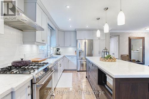 28 Ramsey Crescent, Hamilton, ON - Indoor Photo Showing Kitchen With Double Sink With Upgraded Kitchen