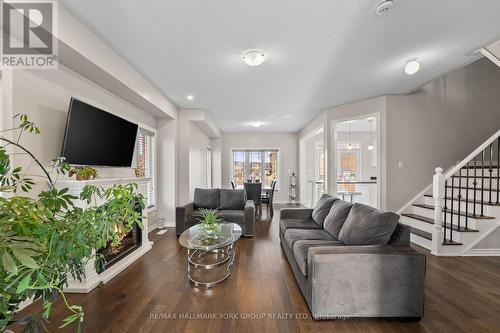 8 Pollock Avenue, Brock, ON - Indoor Photo Showing Living Room