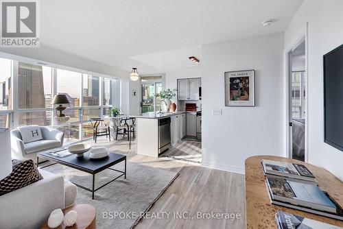 2702 - 30 Grand Trunk Crescent, Toronto, ON - Indoor Photo Showing Living Room