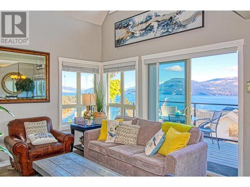 6895 Santiago Loop Unit# 101, Kelowna, BC - Indoor Photo Showing Living Room