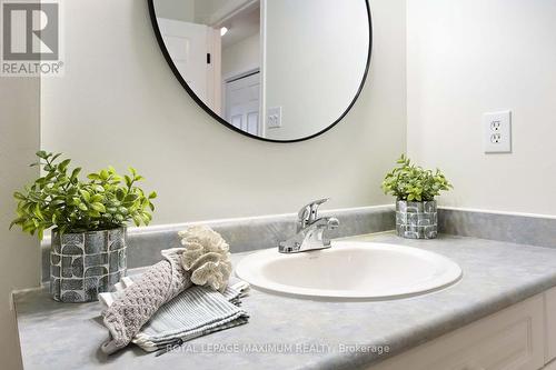 22 - 435 English Rose Lane, Oakville, ON - Indoor Photo Showing Bathroom