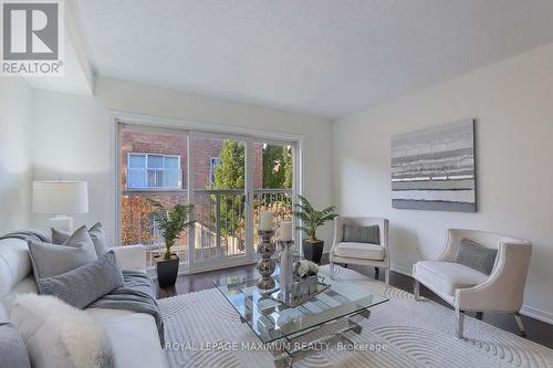 22 - 435 English Rose Lane, Oakville, ON - Indoor Photo Showing Living Room