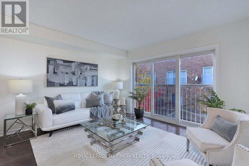 22 - 435 English Rose Lane, Oakville, ON - Indoor Photo Showing Living Room