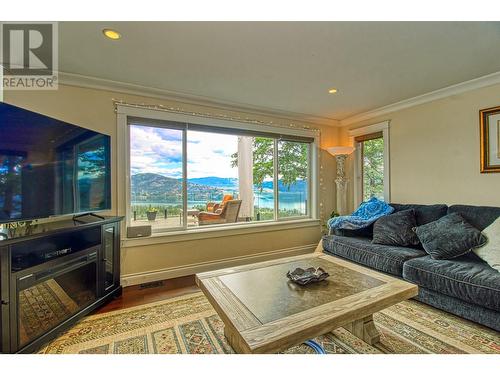 144 Crown Crescent, Vernon, BC - Indoor Photo Showing Living Room