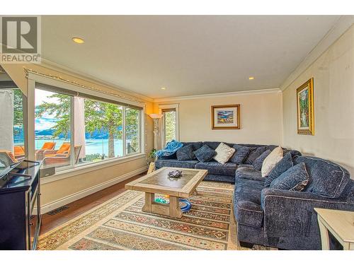 144 Crown Crescent, Vernon, BC - Indoor Photo Showing Living Room