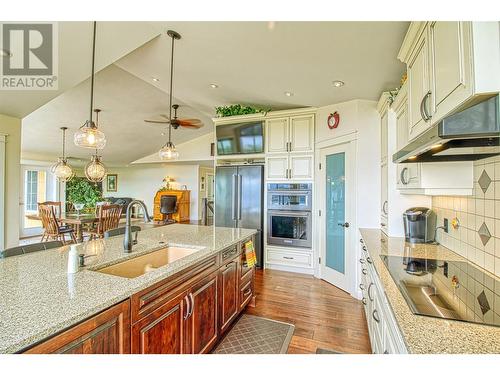 144 Crown Crescent, Vernon, BC - Indoor Photo Showing Kitchen