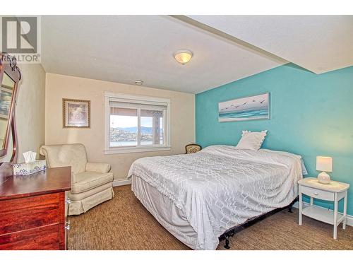 144 Crown Crescent, Vernon, BC - Indoor Photo Showing Bedroom