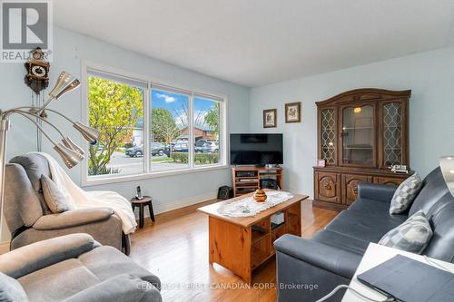 327 Base Line Road W, London, ON - Indoor Photo Showing Living Room