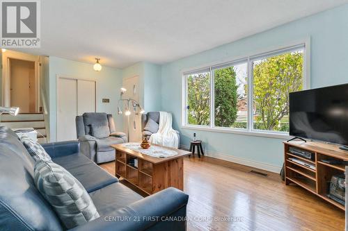 327 Base Line Road W, London, ON - Indoor Photo Showing Living Room