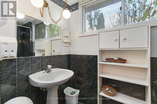 327 Base Line Road W, London, ON - Indoor Photo Showing Bathroom