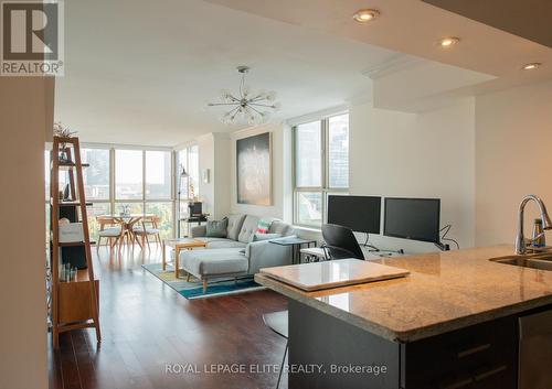 904 - 95 Lombard Street, Toronto, ON - Indoor Photo Showing Living Room