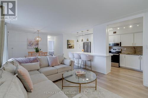 209 - 975 Warwick Court, Burlington, ON - Indoor Photo Showing Living Room