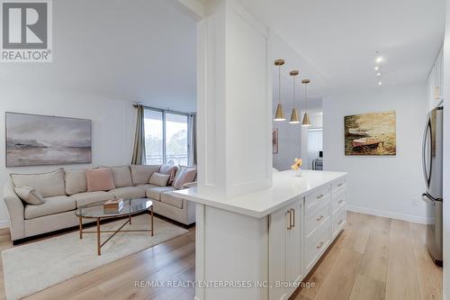 209 - 975 Warwick Court, Burlington, ON - Indoor Photo Showing Living Room