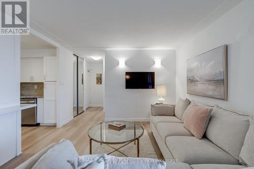 209 - 975 Warwick Court, Burlington, ON - Indoor Photo Showing Living Room