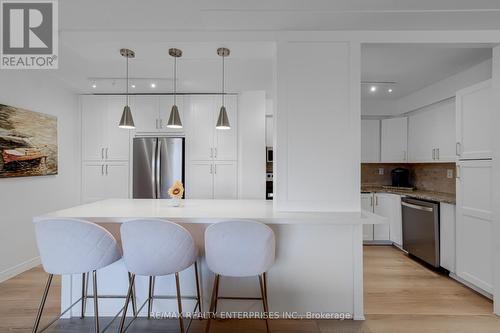 209 - 975 Warwick Court, Burlington, ON - Indoor Photo Showing Kitchen