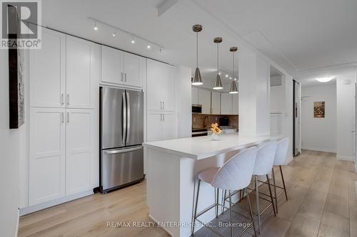 209 - 975 Warwick Court, Burlington, ON - Indoor Photo Showing Kitchen With Upgraded Kitchen