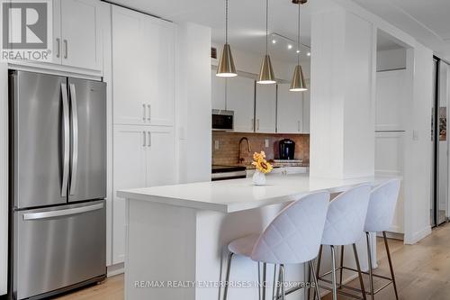 209 - 975 Warwick Court, Burlington, ON - Indoor Photo Showing Kitchen With Upgraded Kitchen