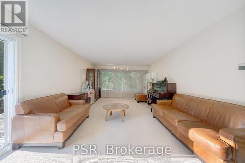 1660 Barbertown Road, Mississauga, ON - Indoor Photo Showing Living Room