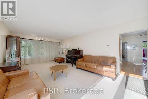 1660 Barbertown Road, Mississauga, ON - Indoor Photo Showing Living Room