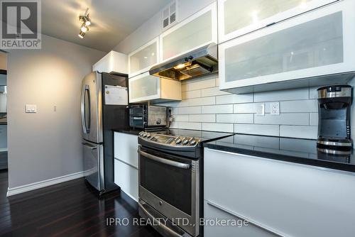 1411 - 3605 Kariya Drive, Mississauga, ON - Indoor Photo Showing Kitchen