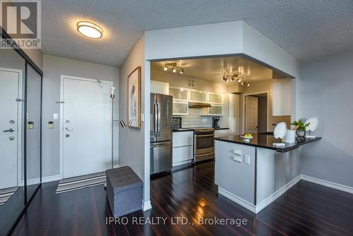 1411 - 3605 Kariya Drive, Mississauga, ON - Indoor Photo Showing Kitchen