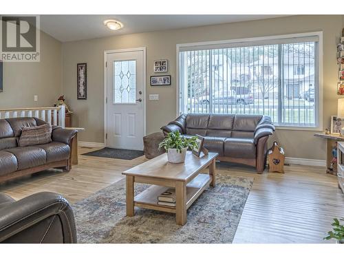 2735 Northview Place, Lake Country, BC - Indoor Photo Showing Living Room