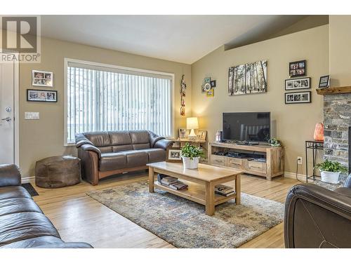 2735 Northview Place, Lake Country, BC - Indoor Photo Showing Living Room