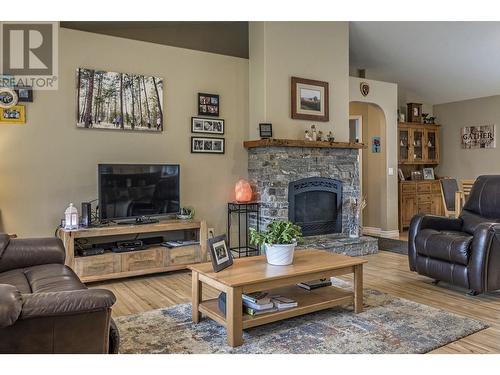 2735 Northview Place, Lake Country, BC - Indoor Photo Showing Living Room With Fireplace