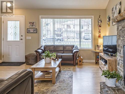 2735 Northview Place, Lake Country, BC - Indoor Photo Showing Living Room With Fireplace