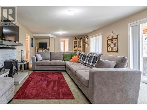 2735 Northview Place, Lake Country, BC - Indoor Photo Showing Living Room